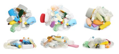 Beyaz arka planda plastik çöp yığınlarıyla kurulmuş. Pankart tasarımı