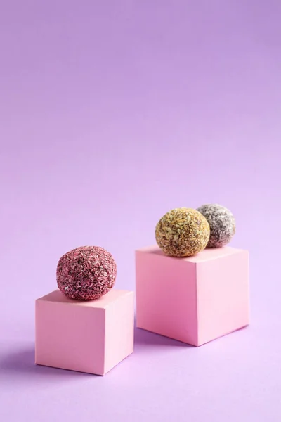 Minimalistische Komposition Mit Verschiedenen Leckeren Veganen Bonbons Und Rosa Würfeln — Stockfoto