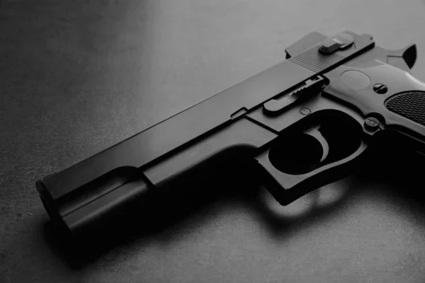 Pistola Metal Negro Sobre Mesa Piedra Primer Plano —  Fotos de Stock