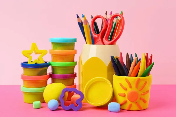 Renk Arkaplan Üzerinde Araçlar Kalemler Ile Parlak Oyun Hamuru Kümesi — Stok fotoğraf