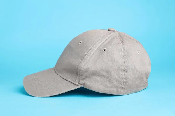 Elegante Gorra Béisbol Gris Sobre Fondo Azul Claro —  Fotos de Stock