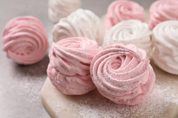 Köstliche Rosa Und Weiße Marshmallows Auf Grauem Tisch Nahaufnahme — Stockfoto