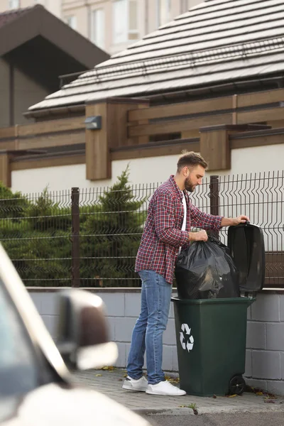 Człowiek Wyrzucający Worek Śmieci Kosza Śmieci Zewnątrz — Zdjęcie stockowe