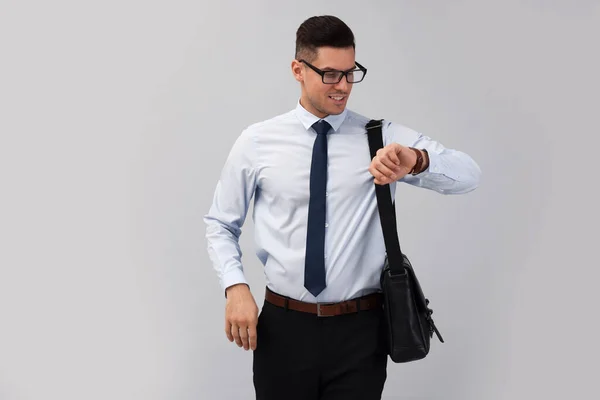 Hombre Negocios Con Elegante Maletín Cuero Sobre Fondo Claro —  Fotos de Stock