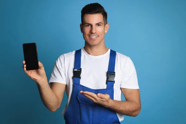 Reparador Com Smartphone Moderno Fundo Azul — Fotografia de Stock