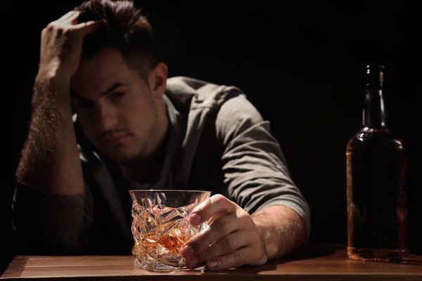 Addicted Άνθρωπος Στο Ξύλινο Τραπέζι Μαύρο Φόντο Επικεντρωθεί Ποτήρι Αλκοολούχο — Φωτογραφία Αρχείου