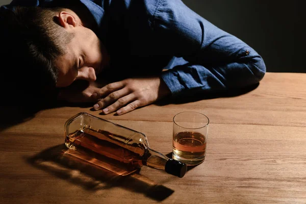 Εθισμένος Άνδρας Αλκοολούχο Ποτό Στο Ξύλινο Τραπέζι — Φωτογραφία Αρχείου
