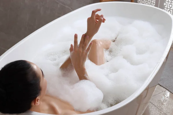 Mulher Tomando Banho Com Gel Chuveiro Dentro Casa — Fotografia de Stock