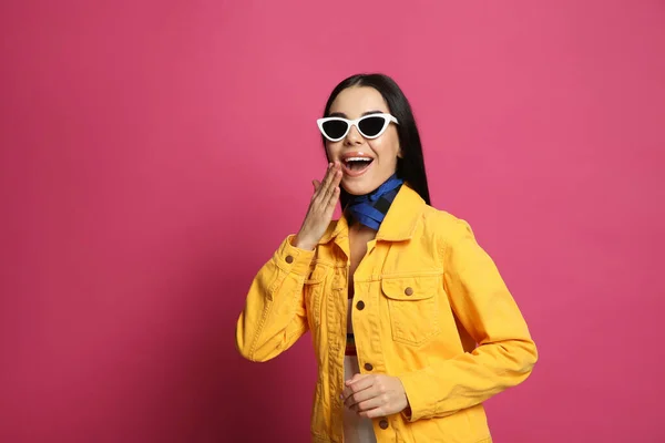 Modieuze Jonge Vrouw Stijlvolle Outfit Met Bandana Roze Achtergrond Ruimte — Stockfoto