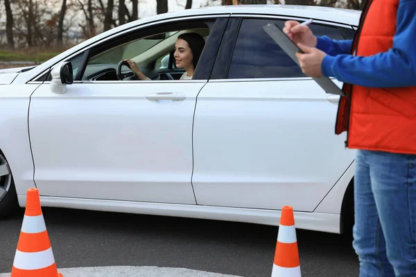 Jovem Mulher Passando Exame Condução Escola Pista Teste — Fotografia de Stock