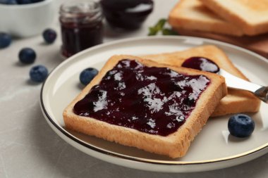 Masada yabanmersini reçelli tost, yakın plan.