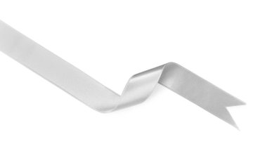 Beyaz arkaplanda gümüş saten kurdele, üst görünüm
