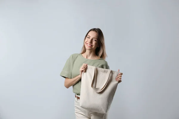 Ευτυχισμένη Νεαρή Γυναίκα Λευκή Οικολογική Τσάντα Στο Φως Φόντο — Φωτογραφία Αρχείου