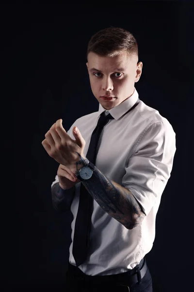 Ung Man Med Tatueringar Och Armbandsur Svart Bakgrund — Stockfoto