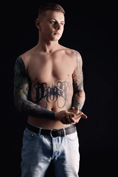 Shirtless Ung Man Med Tatueringar Svart Bakgrund — Stockfoto
