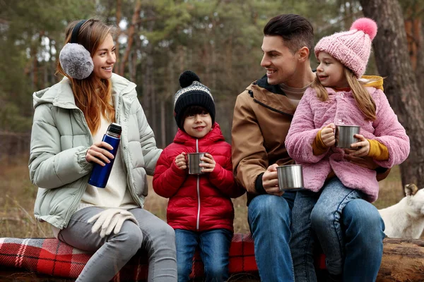 Familia Feliz Con Bebidas Calientes Pasando Tiempo Juntos Bosque — Foto de Stock