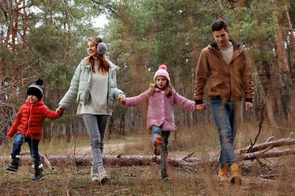 Familia Feliz Pasando Tiempo Juntos Bosque — Foto de Stock