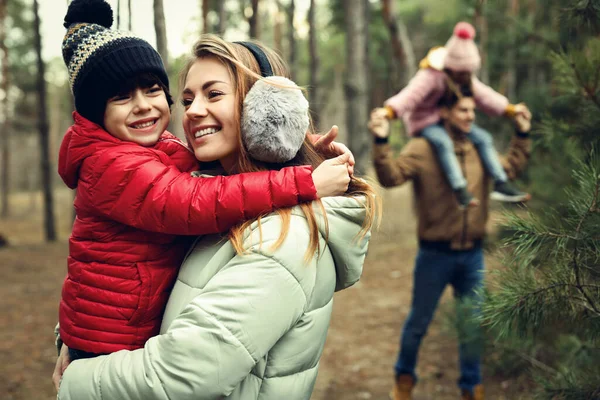 Familia Feliz Pasando Tiempo Juntos Bosque — Foto de Stock