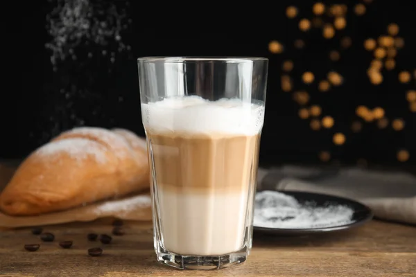 Heerlijke Latte Macchiato Croissant Verstrooide Koffiebonen Houten Tafel — Stockfoto