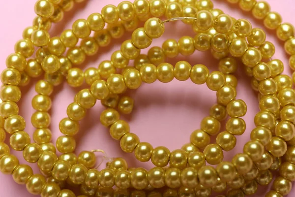 Schöne Handgemachte Perlenkette Auf Rosa Hintergrund Nahaufnahme — Stockfoto
