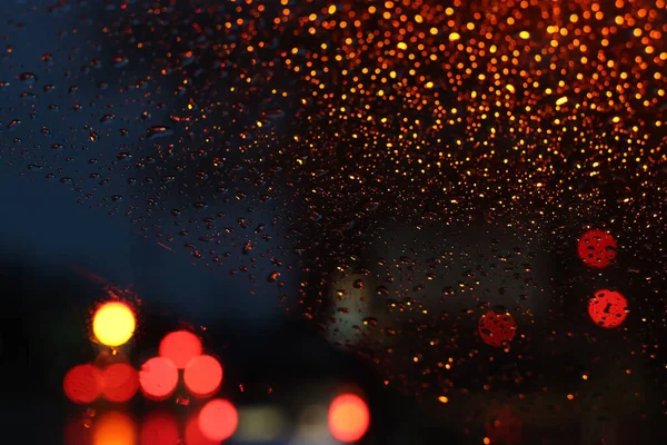 Vista Turva Estrada Através Janela Carro Molhado Noite Efeito Bokeh — Fotografia de Stock