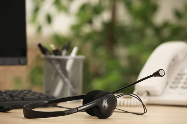 Headset Tischtelefon Und Computer Auf Dem Tisch Drinnen Platz Für — Stockfoto