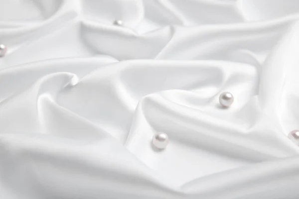 Muchas Perlas Hermosas Sobre Delicada Seda Blanca —  Fotos de Stock