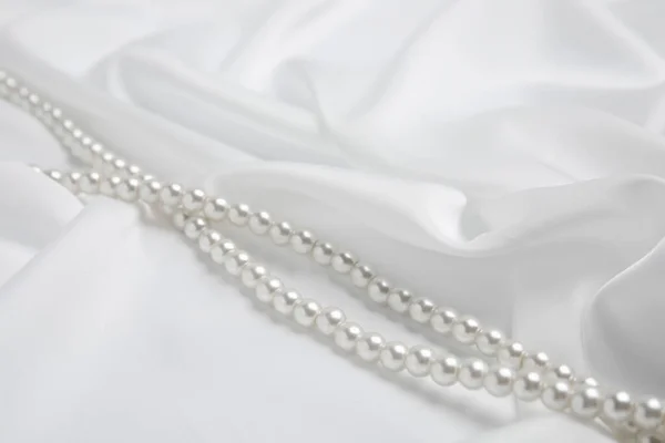 Krásné Perly Jemném Bílém Hedvábí Detailní Záběr — Stock fotografie