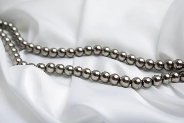 Belles Perles Sur Soie Blanche Vue Rapprochée — Photo