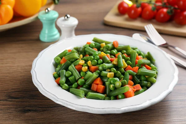 Mezcla Verduras Frescas Servidas Sobre Mesa Madera —  Fotos de Stock