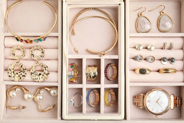 Boîte Bijoux Avec Bijouterie Dorée Élégante Vue Sur Dessus — Photo