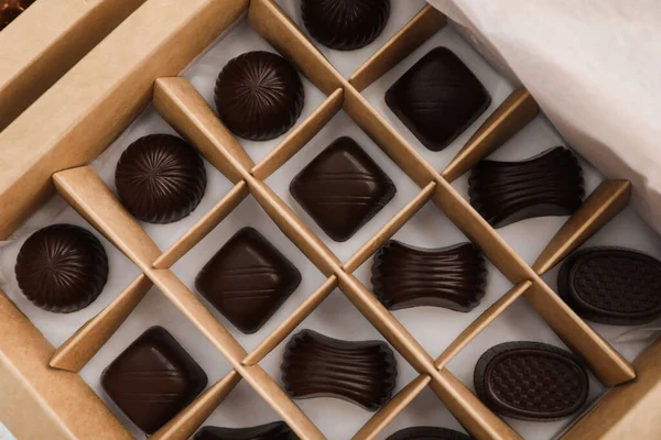 Viele Leckere Schokoladenbonbons Schachtel Draufsicht — Stockfoto