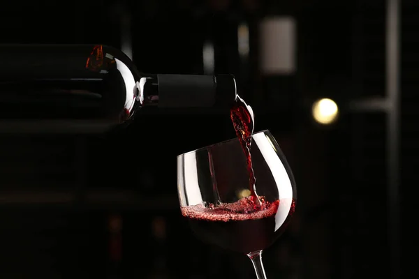 Verser Vin Rouge Bouteille Dans Verre Sur Fond Flou Gros — Photo