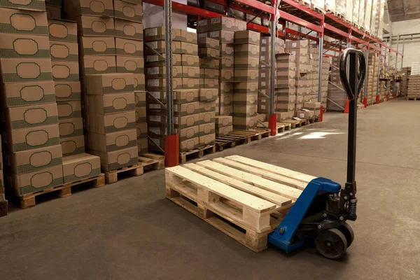 Moderne Handmatige Heftruck Met Houten Pallets Magazijn — Stockfoto