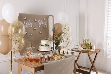 Odadaki masada güzel pasta ve diğer ikramlar. Bebek partisi.