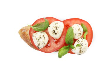 Mozarella soslu lezzetli sandviç, taze domates ve fesleğen beyaza izole edilmiş, üst manzara.