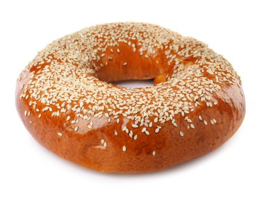 Lezzetli taze simit, susam tohumlu beyaz üzerine izole edilmiş.