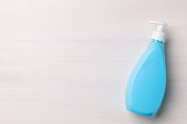 Beyaz ahşap masa üzerinde sıvı sabun dağıtıcısı, üst manzara. Metin için boşluk