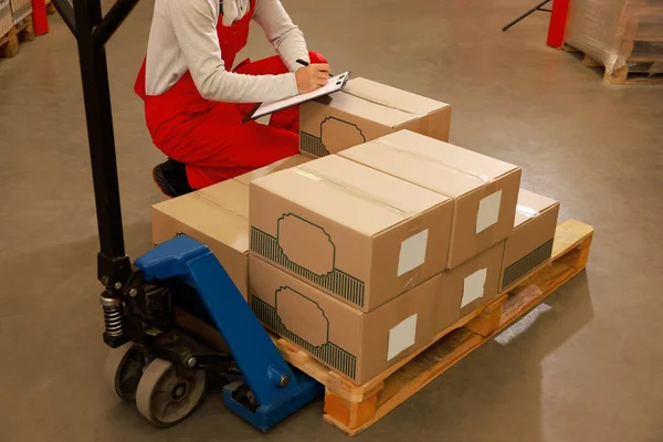 Operaio Vicino Carrello Elevatore Manuale Con Scatole Cartone Magazzino Primo — Foto Stock