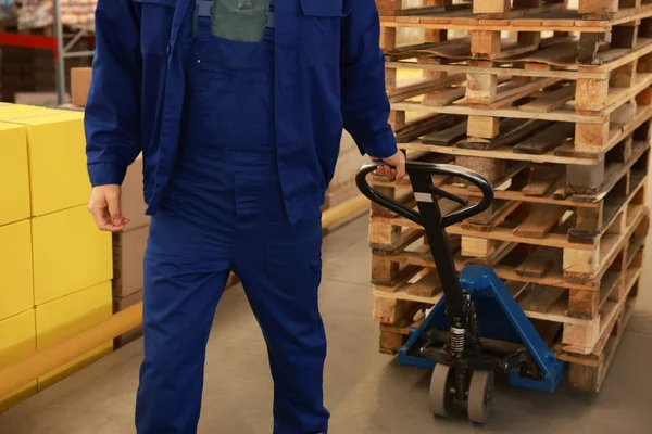 Robotnik Przenoszący Palety Drewniane Ręcznym Wózkiem Widłowym Magazynie Zbliżenie — Zdjęcie stockowe