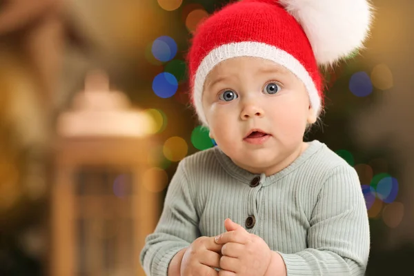 Niedliches Kleines Baby Und Verschwommene Weihnachtsbeleuchtung Auf Dem Hintergrund Platz — Stockfoto