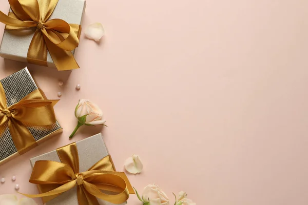 Gyönyörű Ajándék Dobozok Virágok Rózsaszín Háttér Lapos Laikus Szöveg Helye — Stock Fotó