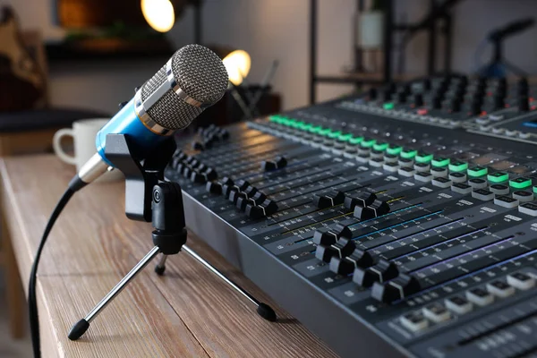 Microfoon Professionele Mengtafel Tafel Radiostudio — Stockfoto