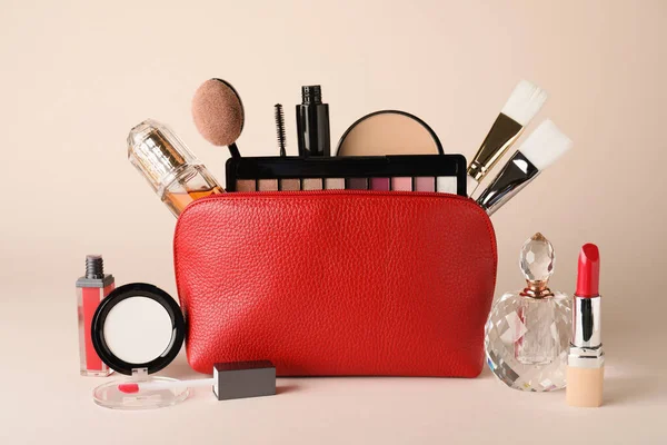 Kosmetiktasche Und Make Produkte Mit Accessoires Auf Beigem Hintergrund — Stockfoto