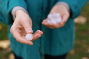 Dışarıda fırtınadan sonra tahıl tutan kadın, yakın plan.