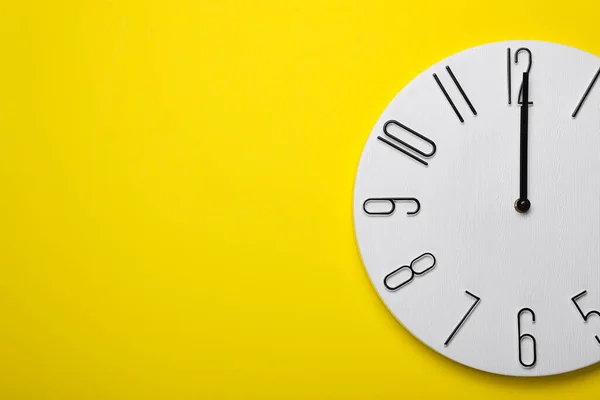 Reloj Moderno Sobre Fondo Amarillo Vista Superior Espacio Para Texto — Foto de Stock