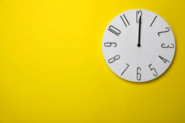 Relógio Moderno Sobre Fundo Amarelo Vista Superior Espaço Para Texto — Fotografia de Stock