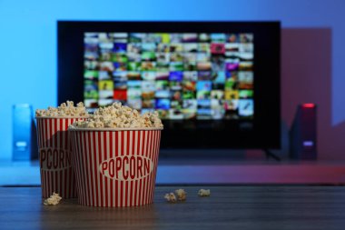 Kapalı alandaki modern TV seti, patlamış mısır kovalarına odaklan