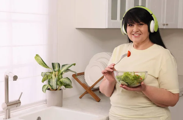 Boldog Túlsúlyos Fülhallgatóval Egy Tál Salátával Konyhában Egészséges Táplálkozás — Stock Fotó
