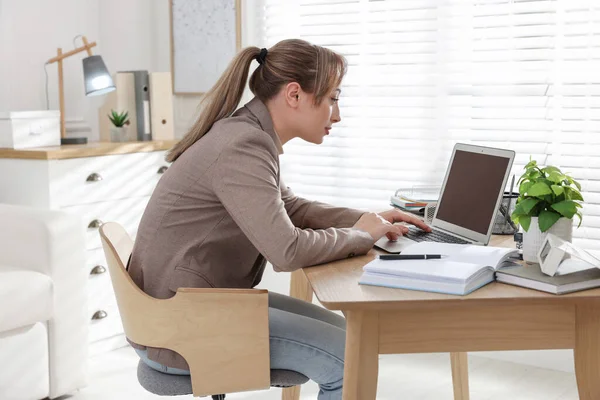 Mujer Joven Con Mala Postura Usando Portátil Mesa Interior —  Fotos de Stock